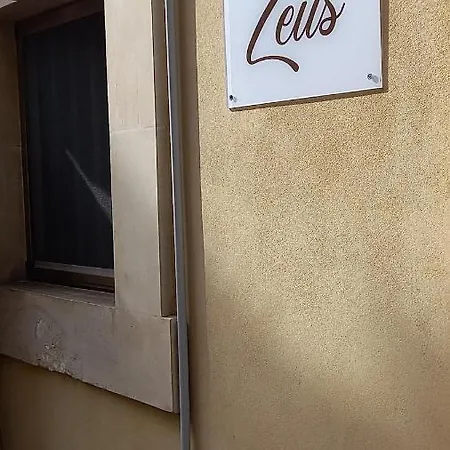 Casa Zeus * Ното